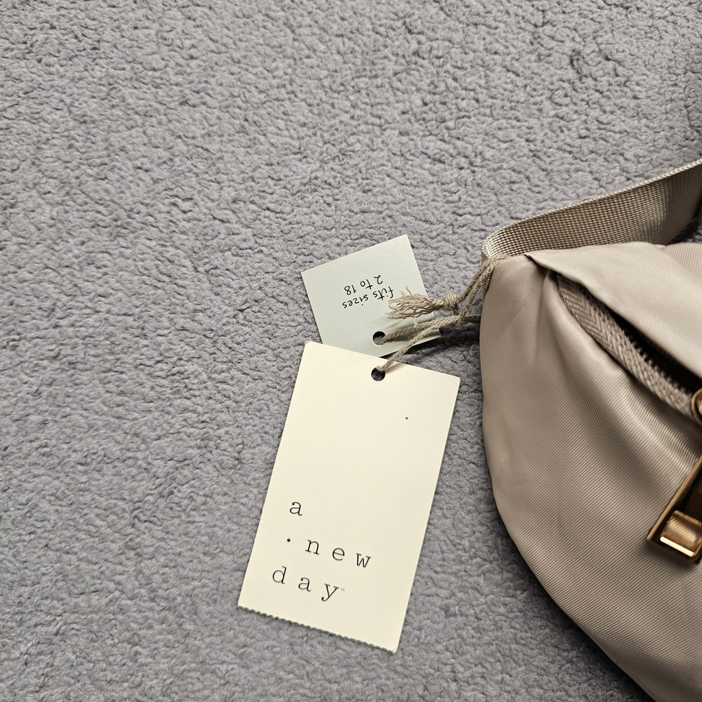 A New Day Fanny Pack Belt Bag‎ Womens Beige Adjustable Strap Zipper Closure - Picture 3 of 10